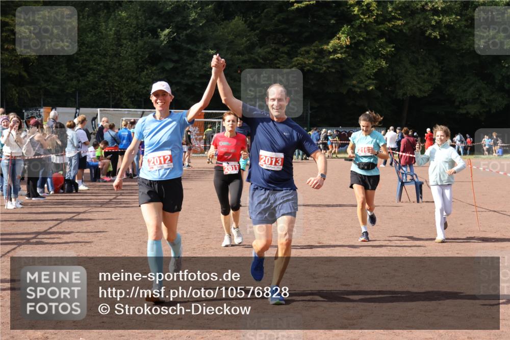 27.09.2026 - 35. Volkslauf durch das schöne Alstertal Strokosch-Dieckow http://msf.ph/oto/10576828 27.09.2026 12:31:16 Ziel 1086, 1649, 2011, 2012, 2013, 2198, 2310 meine-sportfotos.de