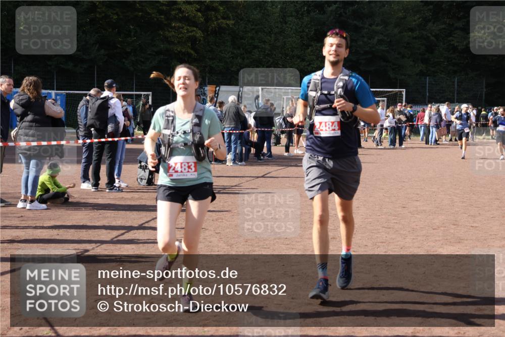 27.09.2026 - 35. Volkslauf durch das schöne Alstertal Strokosch-Dieckow http://msf.ph/oto/10576832 27.09.2026 12:39:51 Ziel 2267, 2483, 2484 meine-sportfotos.de