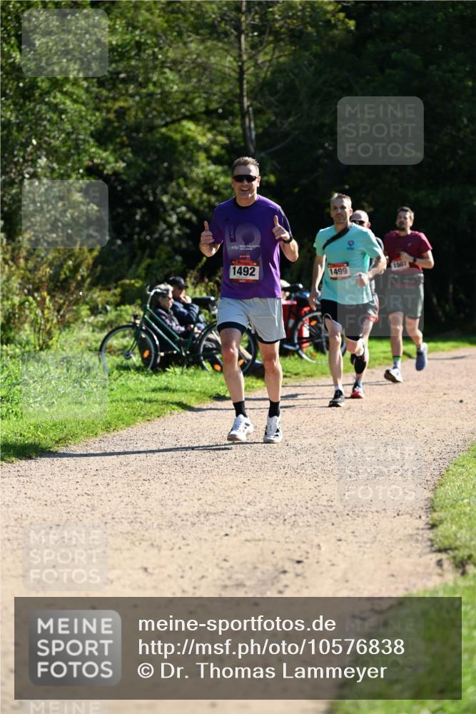 27.09.2026 - 35. Volkslauf durch das schöne Alstertal Dr. Thomas Lammeyer http://msf.ph/oto/10576838 27.09.2026 11:47:04 Laufen 1492, 1507, 1499 meine-sportfotos.de