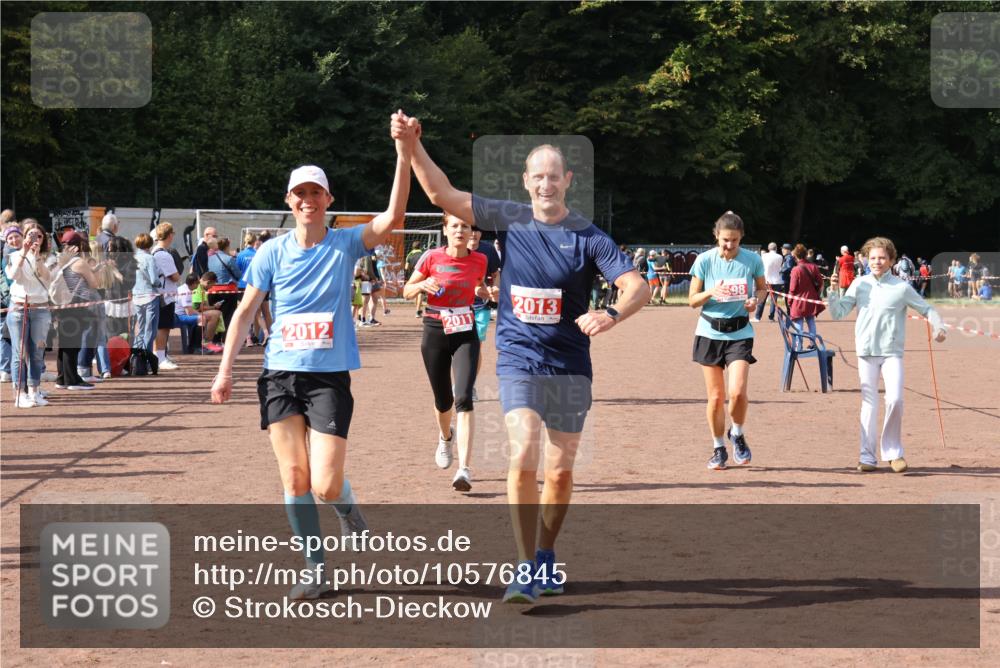 27.09.2026 - 35. Volkslauf durch das schöne Alstertal Strokosch-Dieckow http://msf.ph/oto/10576845 27.09.2026 12:31:16 Ziel 1086, 1649, 2011, 2012, 2013, 2198, 2310 meine-sportfotos.de