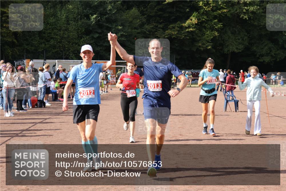 27.09.2026 - 35. Volkslauf durch das schöne Alstertal Strokosch-Dieckow http://msf.ph/oto/10576853 27.09.2026 12:31:16 Ziel 1086, 1649, 2011, 2012, 2013, 2198, 2310 meine-sportfotos.de