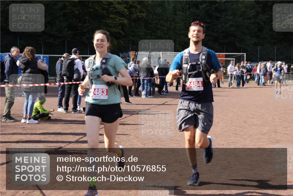 27.09.2026 - 35. Volkslauf durch das schöne Alstertal Strokosch-Dieckow http://msf.ph/oto/10576855 27.09.2026 12:39:51 Ziel 2267, 2483, 2484 meine-sportfotos.de