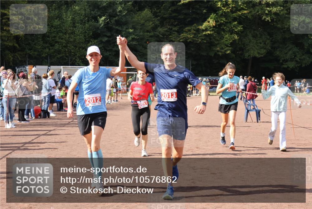 27.09.2026 - 35. Volkslauf durch das schöne Alstertal Strokosch-Dieckow http://msf.ph/oto/10576862 27.09.2026 12:31:16 Ziel 1086, 1649, 2011, 2012, 2013, 2198, 2310 meine-sportfotos.de