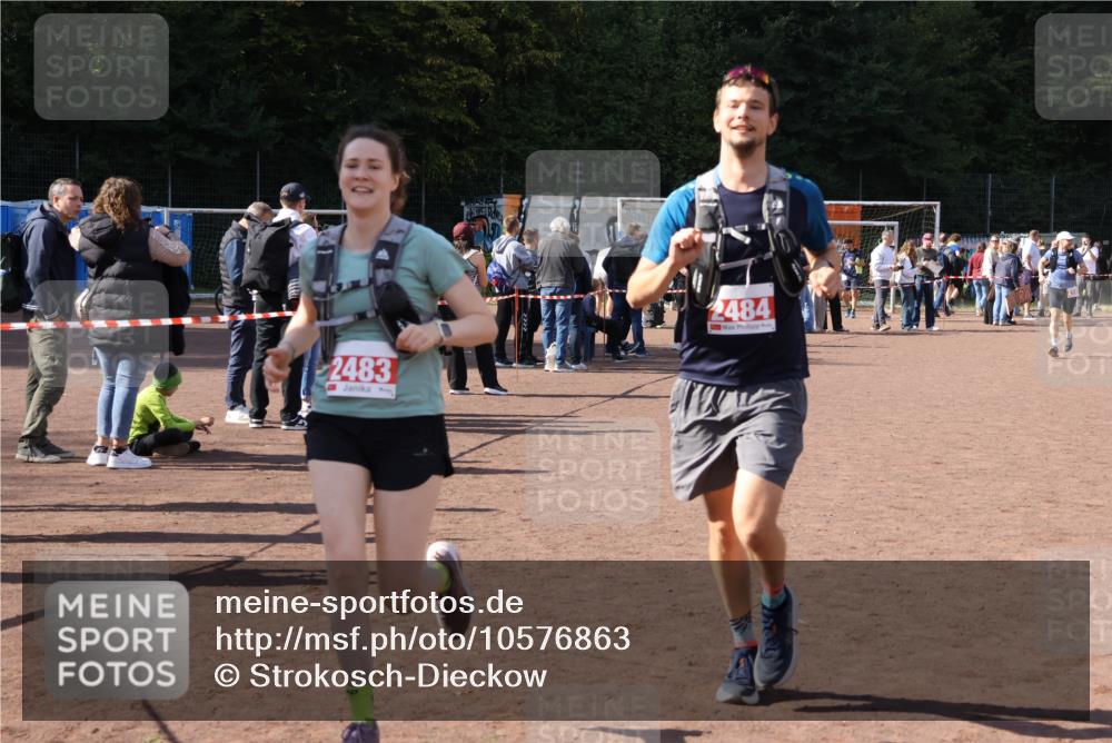 27.09.2026 - 35. Volkslauf durch das schöne Alstertal Strokosch-Dieckow http://msf.ph/oto/10576863 27.09.2026 12:39:51 Ziel 2267, 2483, 2484 meine-sportfotos.de