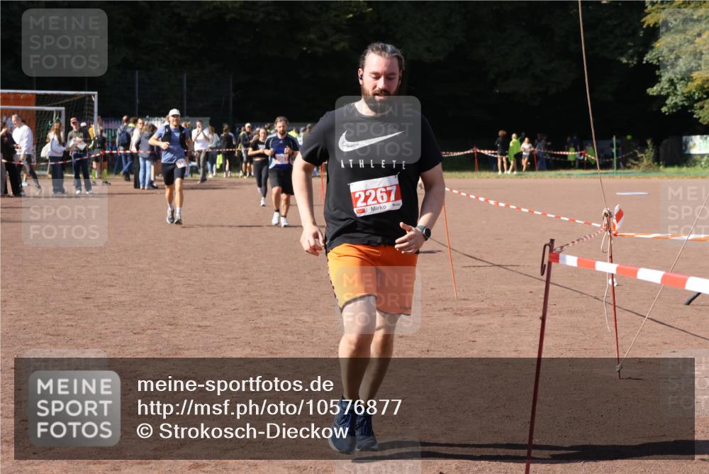 27.09.2026 - 35. Volkslauf durch das schöne Alstertal Strokosch-Dieckow http://msf.ph/oto/10576877 27.09.2026 12:39:53 Ziel 2087, 2100, 2267, 2483, 2484 meine-sportfotos.de