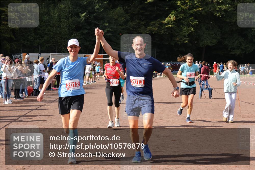 27.09.2026 - 35. Volkslauf durch das schöne Alstertal Strokosch-Dieckow http://msf.ph/oto/10576879 27.09.2026 12:31:17 Ziel 1086, 1649, 2011, 2012, 2013, 2198, 2310 meine-sportfotos.de