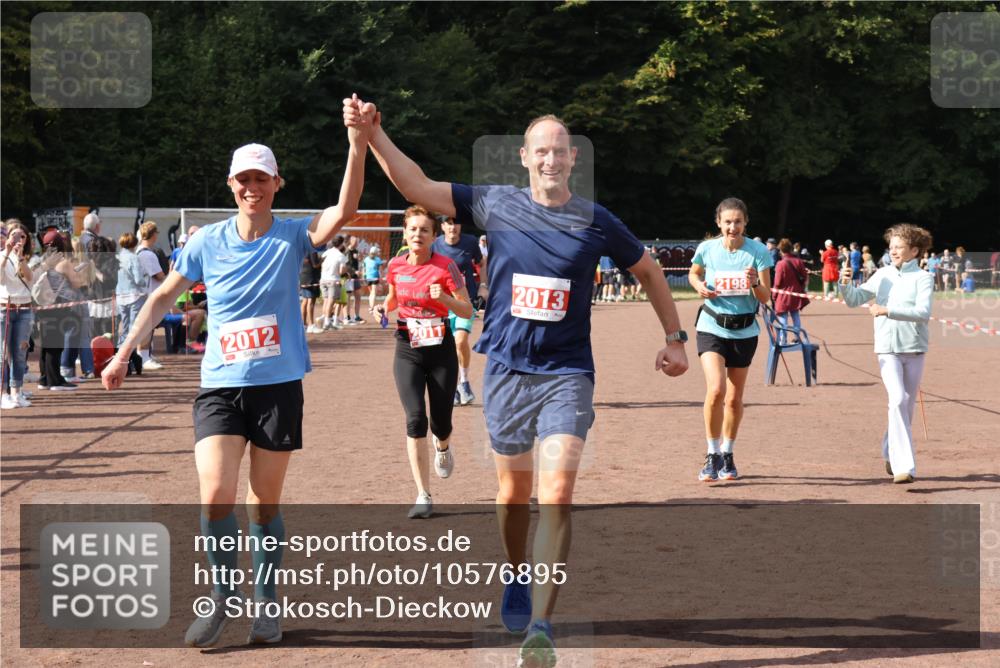 27.09.2026 - 35. Volkslauf durch das schöne Alstertal Strokosch-Dieckow http://msf.ph/oto/10576895 27.09.2026 12:31:17 Ziel 1086, 1649, 2011, 2012, 2013, 2198, 2310 meine-sportfotos.de