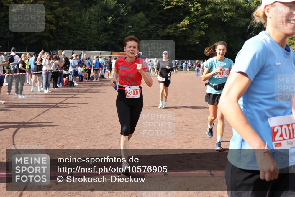 27.09.2026 - 35. Volkslauf durch das schöne Alstertal Strokosch-Dieckow http://msf.ph/oto/10576905 27.09.2026 12:31:19 Ziel 1086, 1649, 2011, 2012, 2013, 2198, 2310 meine-sportfotos.de
