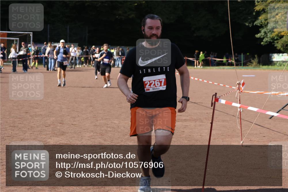 27.09.2026 - 35. Volkslauf durch das schöne Alstertal Strokosch-Dieckow http://msf.ph/oto/10576906 27.09.2026 12:39:53 Ziel 2087, 2100, 2267, 2483, 2484 meine-sportfotos.de