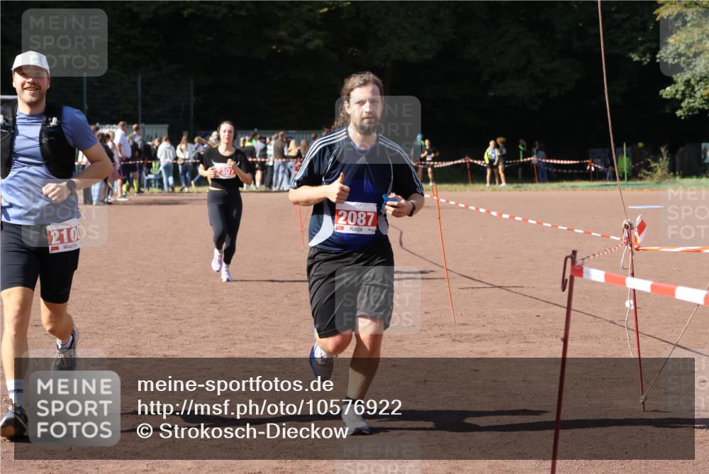 27.09.2026 - 35. Volkslauf durch das schöne Alstertal Strokosch-Dieckow http://msf.ph/oto/10576922 27.09.2026 12:39:59 Ziel 2087, 2100, 2307 meine-sportfotos.de