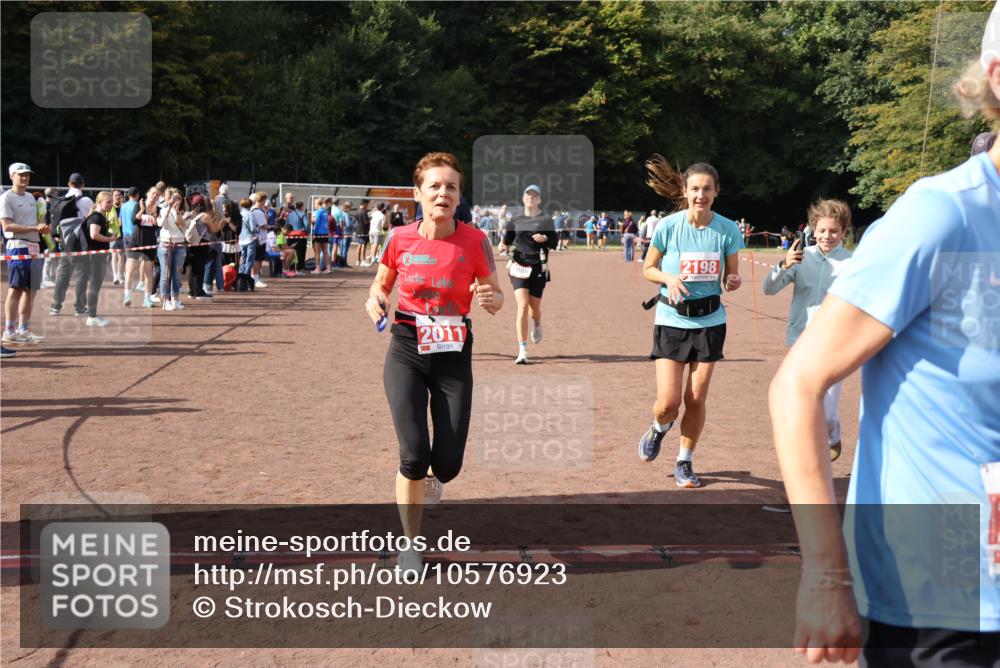 27.09.2026 - 35. Volkslauf durch das schöne Alstertal Strokosch-Dieckow http://msf.ph/oto/10576923 27.09.2026 12:31:19 Ziel 1086, 1649, 2011, 2012, 2013, 2198, 2310 meine-sportfotos.de
