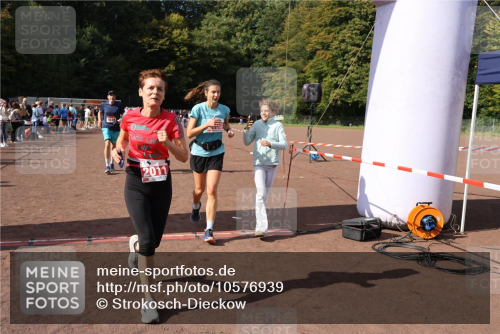 27.09.2026 - 35. Volkslauf durch das schöne Alstertal Strokosch-Dieckow http://msf.ph/oto/10576939 27.09.2026 12:31:19 Ziel 1086, 1649, 2011, 2012, 2013, 2198, 2310 meine-sportfotos.de