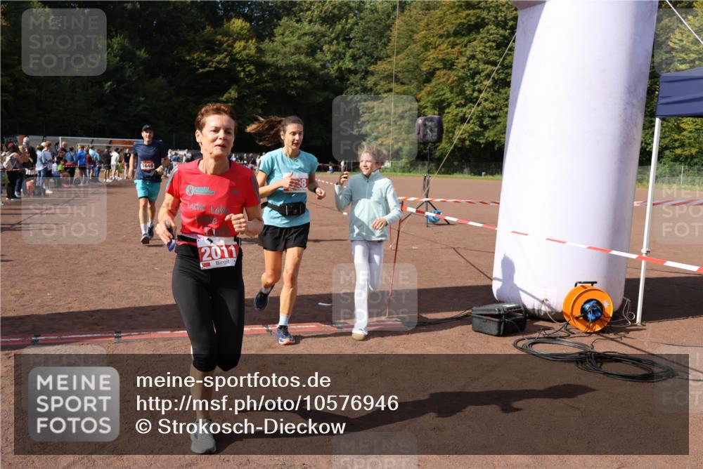 27.09.2026 - 35. Volkslauf durch das schöne Alstertal Strokosch-Dieckow http://msf.ph/oto/10576946 27.09.2026 12:31:20 Ziel 1086, 1649, 2011, 2012, 2013, 2198, 2310 meine-sportfotos.de