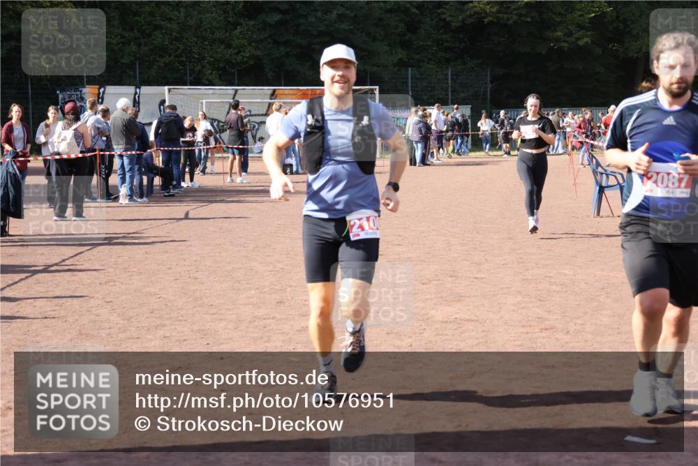 27.09.2026 - 35. Volkslauf durch das schöne Alstertal Strokosch-Dieckow http://msf.ph/oto/10576951 27.09.2026 12:40:00 Ziel 2087, 2100, 2307 meine-sportfotos.de