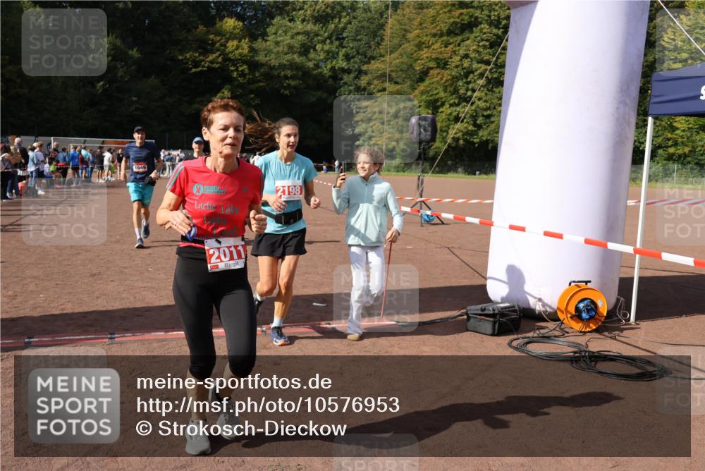 27.09.2026 - 35. Volkslauf durch das schöne Alstertal Strokosch-Dieckow http://msf.ph/oto/10576953 27.09.2026 12:31:20 Ziel 1086, 1649, 2011, 2012, 2013, 2198, 2310 meine-sportfotos.de