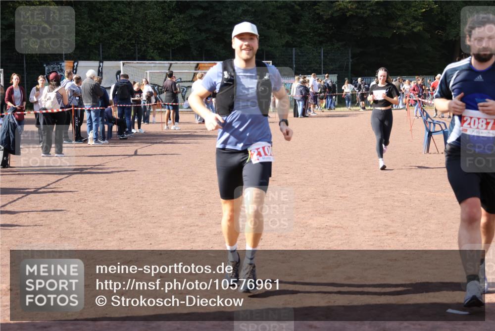 27.09.2026 - 35. Volkslauf durch das schöne Alstertal Strokosch-Dieckow http://msf.ph/oto/10576961 27.09.2026 12:40:00 Ziel 2087, 2100, 2307 meine-sportfotos.de