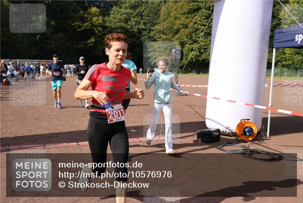27.09.2026 - 35. Volkslauf durch das schöne Alstertal Strokosch-Dieckow http://msf.ph/oto/10576976 27.09.2026 12:31:20 Ziel 1086, 1649, 2011, 2012, 2013, 2198, 2310 meine-sportfotos.de