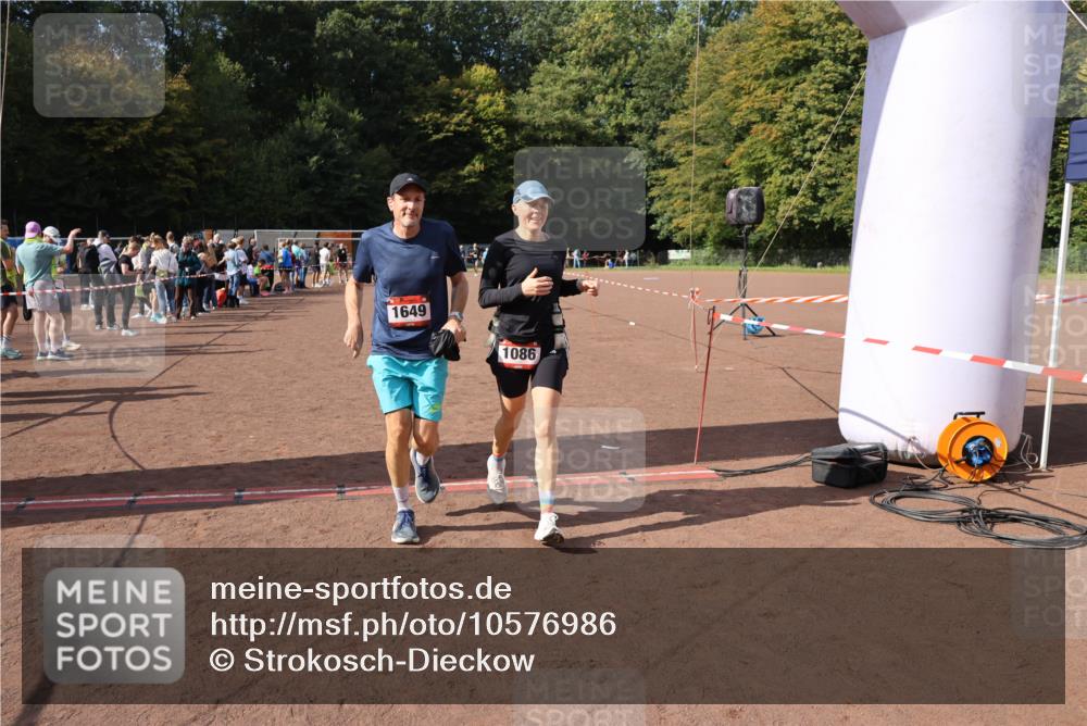 27.09.2026 - 35. Volkslauf durch das schöne Alstertal Strokosch-Dieckow http://msf.ph/oto/10576986 27.09.2026 12:31:22 Ziel 1086, 1649, 2011, 2198 meine-sportfotos.de