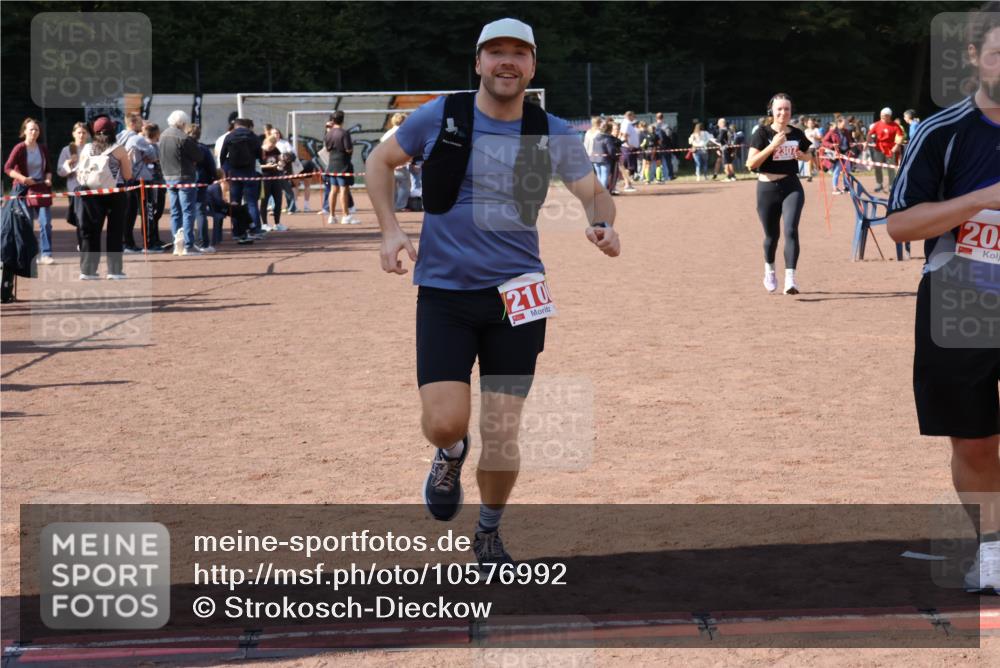 27.09.2026 - 35. Volkslauf durch das schöne Alstertal Strokosch-Dieckow http://msf.ph/oto/10576992 27.09.2026 12:40:00 Ziel 2087, 2100, 2307 meine-sportfotos.de