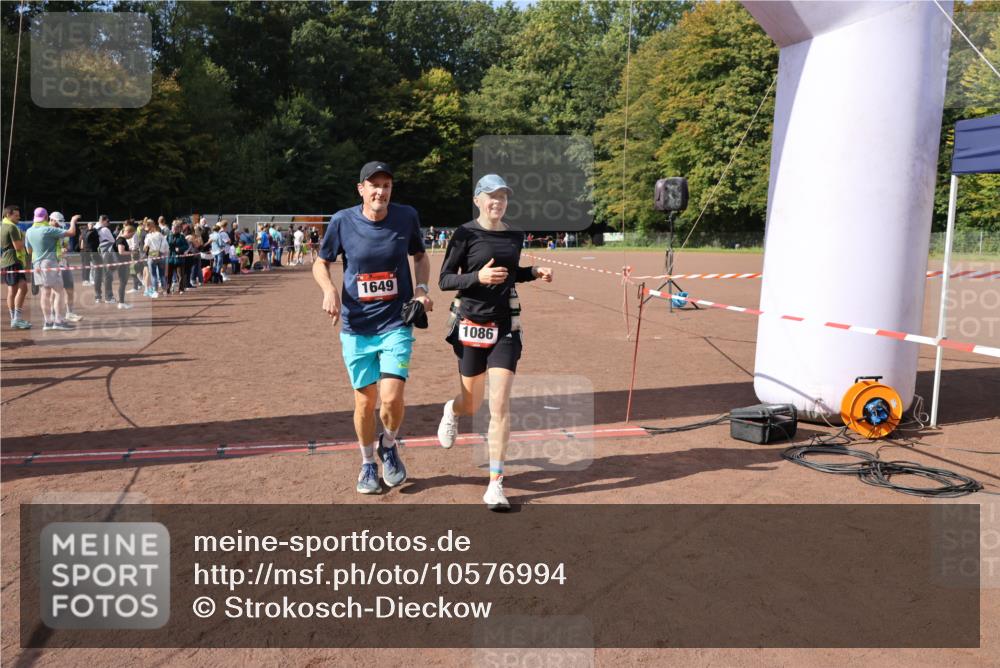 27.09.2026 - 35. Volkslauf durch das schöne Alstertal Strokosch-Dieckow http://msf.ph/oto/10576994 27.09.2026 12:31:22 Ziel 1086, 1649, 2011, 2198 meine-sportfotos.de