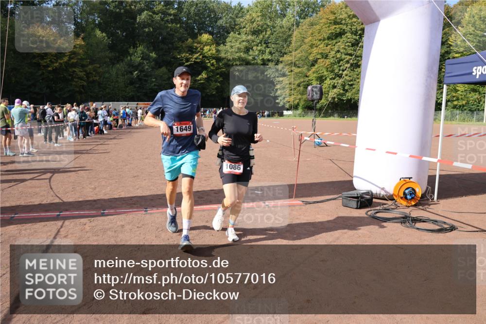 27.09.2026 - 35. Volkslauf durch das schöne Alstertal Strokosch-Dieckow http://msf.ph/oto/10577016 27.09.2026 12:31:22 Ziel 1086, 1649, 2011, 2198 meine-sportfotos.de