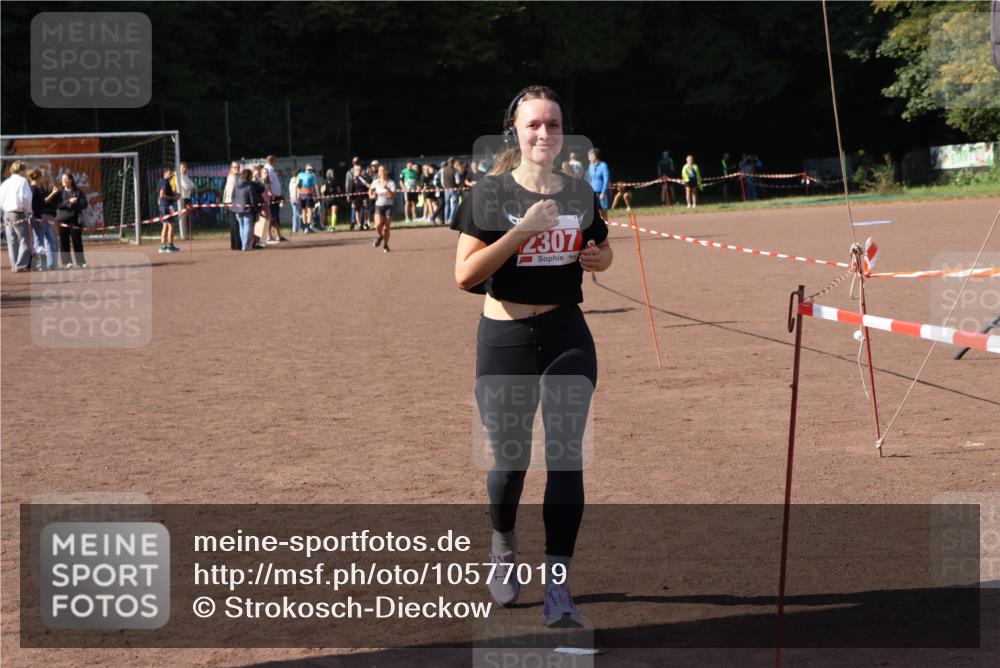 27.09.2026 - 35. Volkslauf durch das schöne Alstertal Strokosch-Dieckow http://msf.ph/oto/10577019 27.09.2026 12:40:04 Ziel 2087, 2100, 2307 meine-sportfotos.de