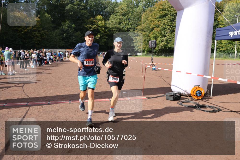 27.09.2026 - 35. Volkslauf durch das schöne Alstertal Strokosch-Dieckow http://msf.ph/oto/10577025 27.09.2026 12:31:22 Ziel 1086, 1649, 2011, 2198 meine-sportfotos.de