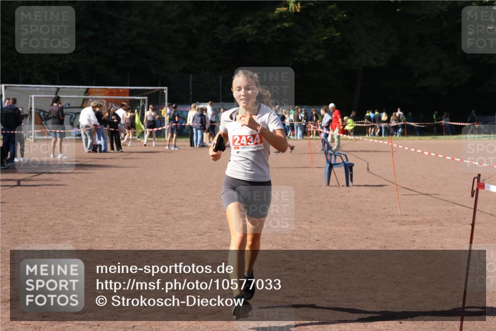 27.09.2026 - 35. Volkslauf durch das schöne Alstertal Strokosch-Dieckow http://msf.ph/oto/10577033 27.09.2026 12:40:13 Ziel 2300, 2434 meine-sportfotos.de