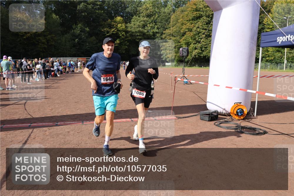 27.09.2026 - 35. Volkslauf durch das schöne Alstertal Strokosch-Dieckow http://msf.ph/oto/10577035 27.09.2026 12:31:22 Ziel 1086, 1649, 2011, 2198 meine-sportfotos.de