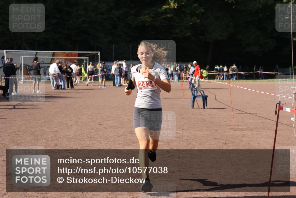 27.09.2026 - 35. Volkslauf durch das schöne Alstertal Strokosch-Dieckow http://msf.ph/oto/10577038 27.09.2026 12:40:13 Ziel 2300, 2434 meine-sportfotos.de