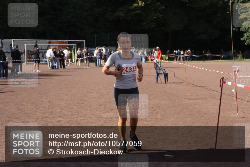 27.09.2026 - 35. Volkslauf durch das schöne Alstertal Strokosch-Dieckow http://msf.ph/oto/10577059 27.09.2026 12:40:13 Ziel 2300, 2434 meine-sportfotos.de