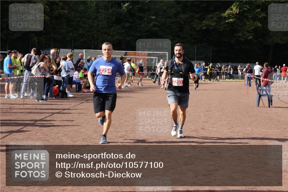 27.09.2026 - 35. Volkslauf durch das schöne Alstertal Strokosch-Dieckow http://msf.ph/oto/10577100 27.09.2026 12:31:35 Ziel 2253, 2254 meine-sportfotos.de