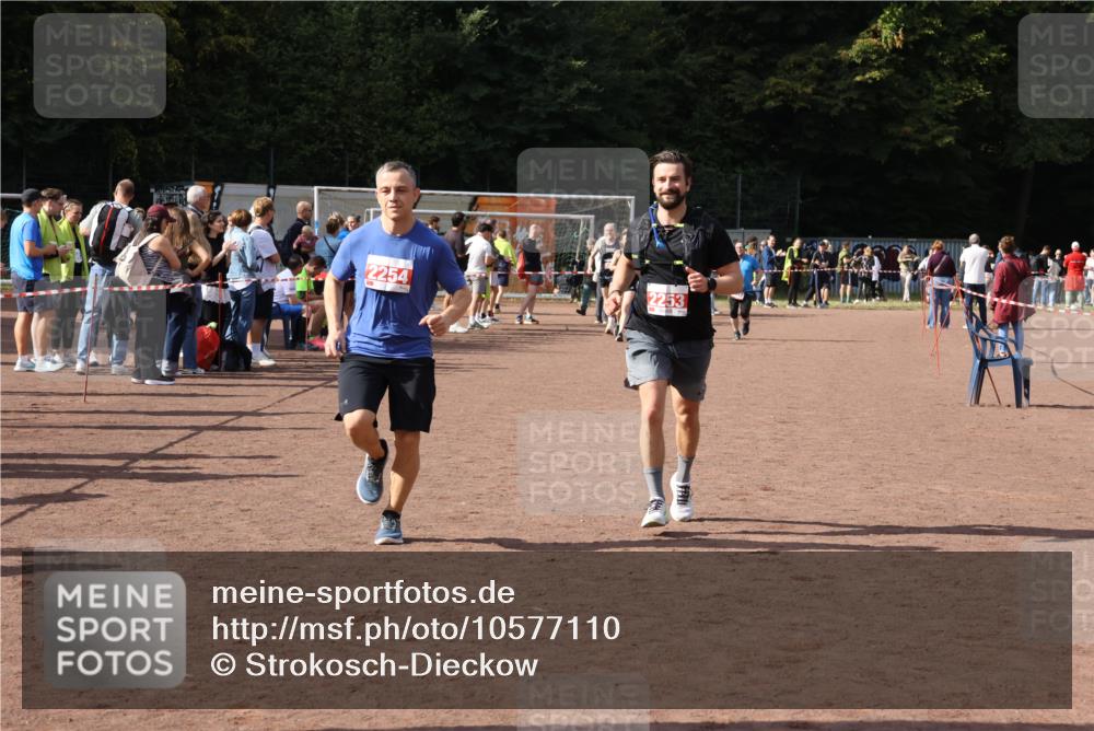 27.09.2026 - 35. Volkslauf durch das schöne Alstertal Strokosch-Dieckow http://msf.ph/oto/10577110 27.09.2026 12:31:35 Ziel 2253, 2254 meine-sportfotos.de