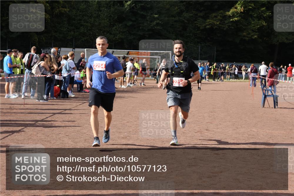 27.09.2026 - 35. Volkslauf durch das schöne Alstertal Strokosch-Dieckow http://msf.ph/oto/10577123 27.09.2026 12:31:35 Ziel 2253, 2254 meine-sportfotos.de