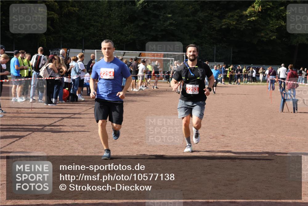 27.09.2026 - 35. Volkslauf durch das schöne Alstertal Strokosch-Dieckow http://msf.ph/oto/10577138 27.09.2026 12:31:36 Ziel 2253, 2254 meine-sportfotos.de