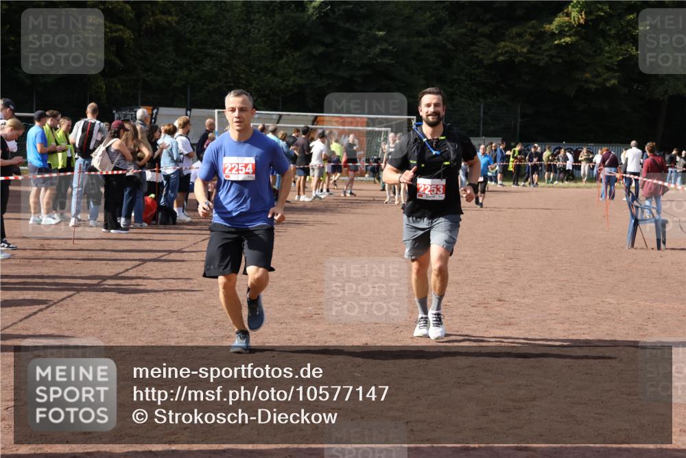 27.09.2026 - 35. Volkslauf durch das schöne Alstertal Strokosch-Dieckow http://msf.ph/oto/10577147 27.09.2026 12:31:36 Ziel 2253, 2254 meine-sportfotos.de