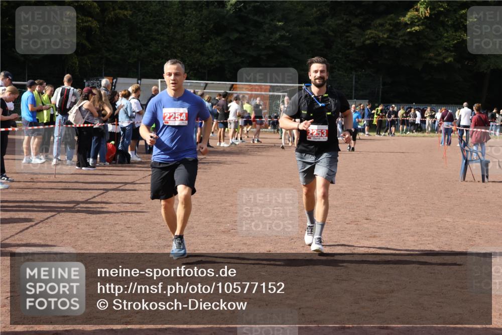27.09.2026 - 35. Volkslauf durch das schöne Alstertal Strokosch-Dieckow http://msf.ph/oto/10577152 27.09.2026 12:31:36 Ziel 2253, 2254 meine-sportfotos.de