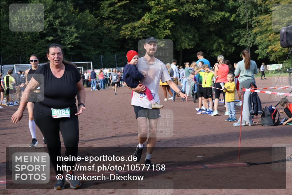 27.09.2026 - 35. Volkslauf durch das schöne Alstertal Strokosch-Dieckow http://msf.ph/oto/10577158 27.09.2026 11:19:48 Ziel 3057, 3211, 3343, 3964, 3965, 4084 meine-sportfotos.de