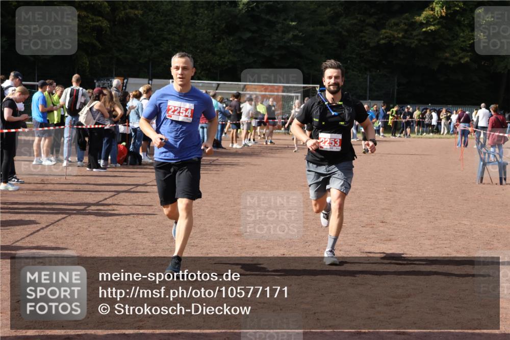 27.09.2026 - 35. Volkslauf durch das schöne Alstertal Strokosch-Dieckow http://msf.ph/oto/10577171 27.09.2026 12:31:36 Ziel 2253, 2254 meine-sportfotos.de