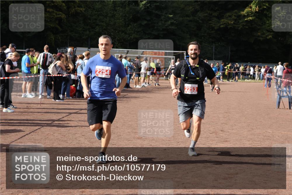 27.09.2026 - 35. Volkslauf durch das schöne Alstertal Strokosch-Dieckow http://msf.ph/oto/10577179 27.09.2026 12:31:36 Ziel 2253, 2254 meine-sportfotos.de