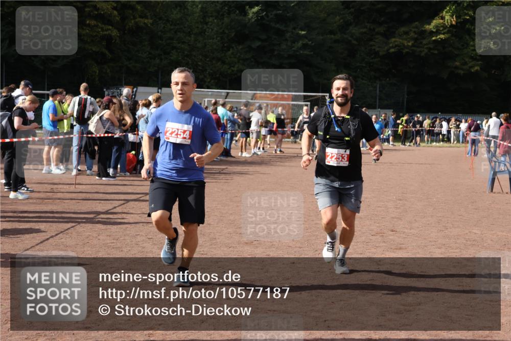 27.09.2026 - 35. Volkslauf durch das schöne Alstertal Strokosch-Dieckow http://msf.ph/oto/10577187 27.09.2026 12:31:36 Ziel 2253, 2254 meine-sportfotos.de