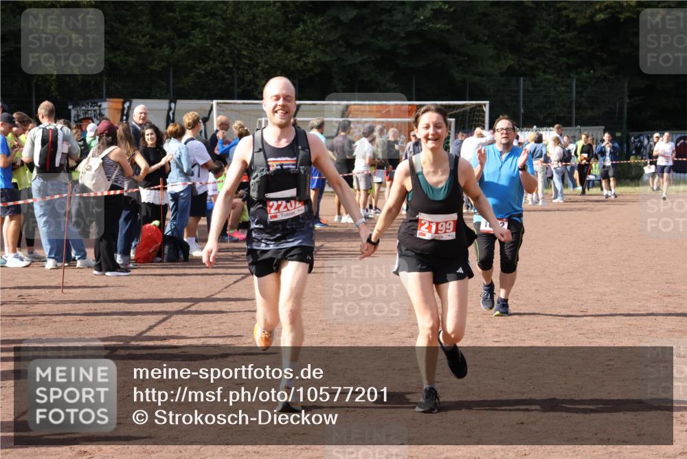 27.09.2026 - 35. Volkslauf durch das schöne Alstertal Strokosch-Dieckow http://msf.ph/oto/10577201 27.09.2026 12:31:45 Ziel 1652, 2199, 2202 meine-sportfotos.de