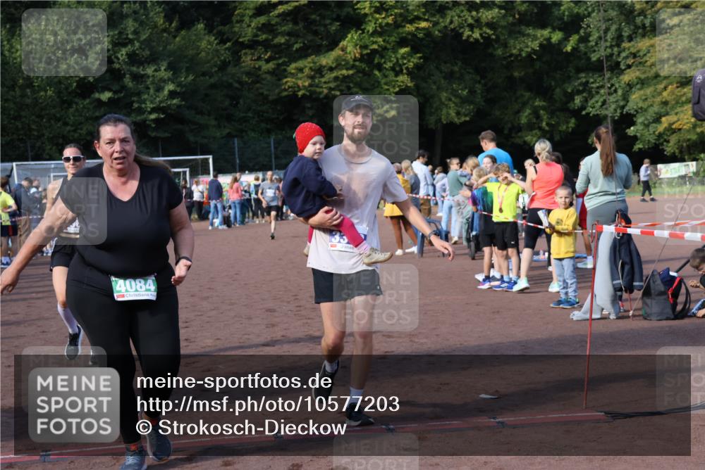27.09.2026 - 35. Volkslauf durch das schöne Alstertal Strokosch-Dieckow http://msf.ph/oto/10577203 27.09.2026 11:19:48 Ziel 3057, 3211, 3343, 3964, 3965, 4084 meine-sportfotos.de