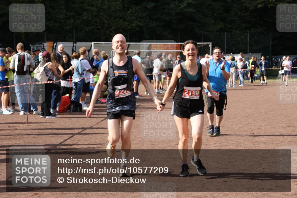 27.09.2026 - 35. Volkslauf durch das schöne Alstertal Strokosch-Dieckow http://msf.ph/oto/10577209 27.09.2026 12:31:45 Ziel 1652, 2199, 2202 meine-sportfotos.de