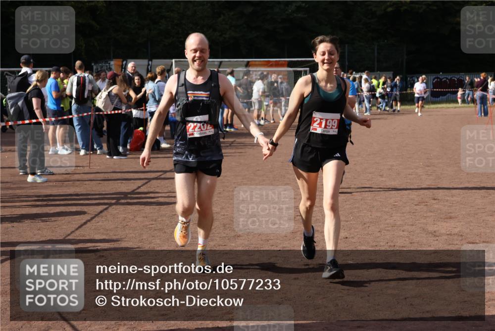 27.09.2026 - 35. Volkslauf durch das schöne Alstertal Strokosch-Dieckow http://msf.ph/oto/10577233 27.09.2026 12:31:46 Ziel 1652, 2199, 2202 meine-sportfotos.de