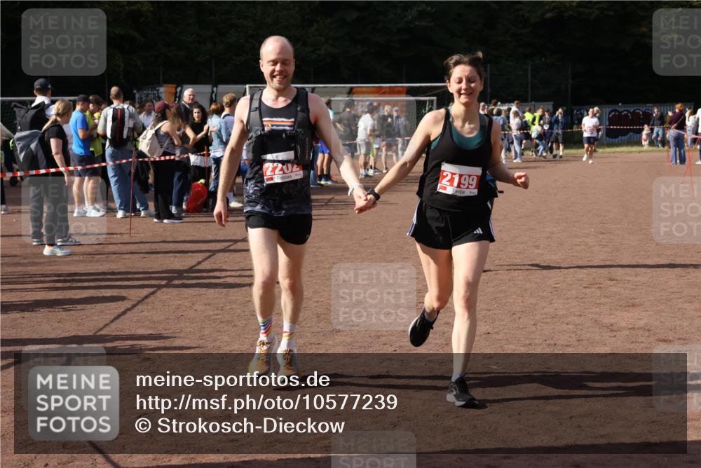 27.09.2026 - 35. Volkslauf durch das schöne Alstertal Strokosch-Dieckow http://msf.ph/oto/10577239 27.09.2026 12:31:46 Ziel 1652, 2199, 2202 meine-sportfotos.de