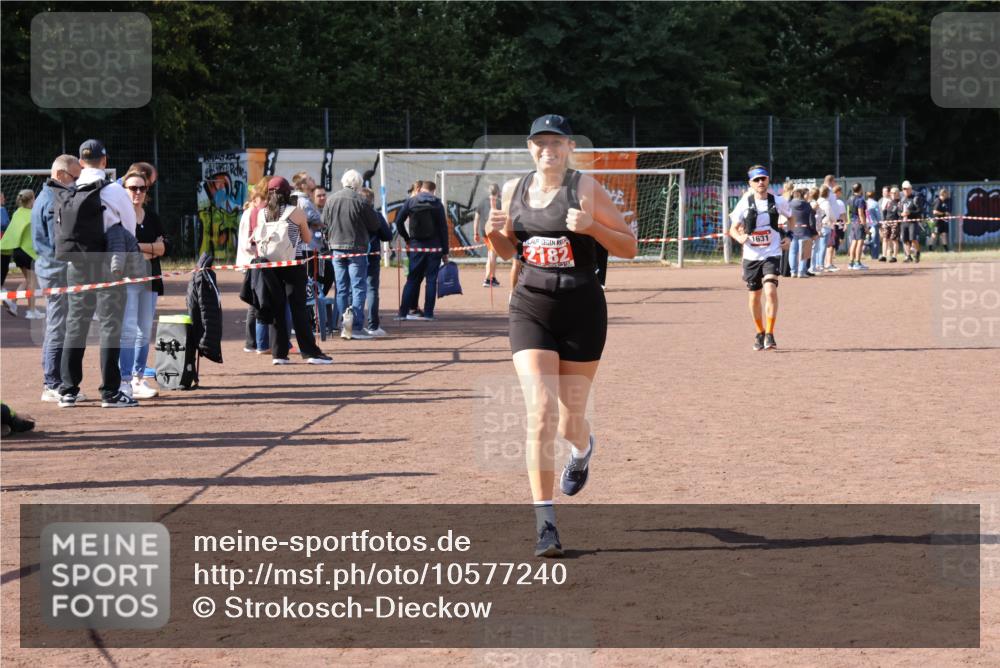 27.09.2026 - 35. Volkslauf durch das schöne Alstertal Strokosch-Dieckow http://msf.ph/oto/10577240 27.09.2026 12:41:54 Ziel 1631, 2182 meine-sportfotos.de