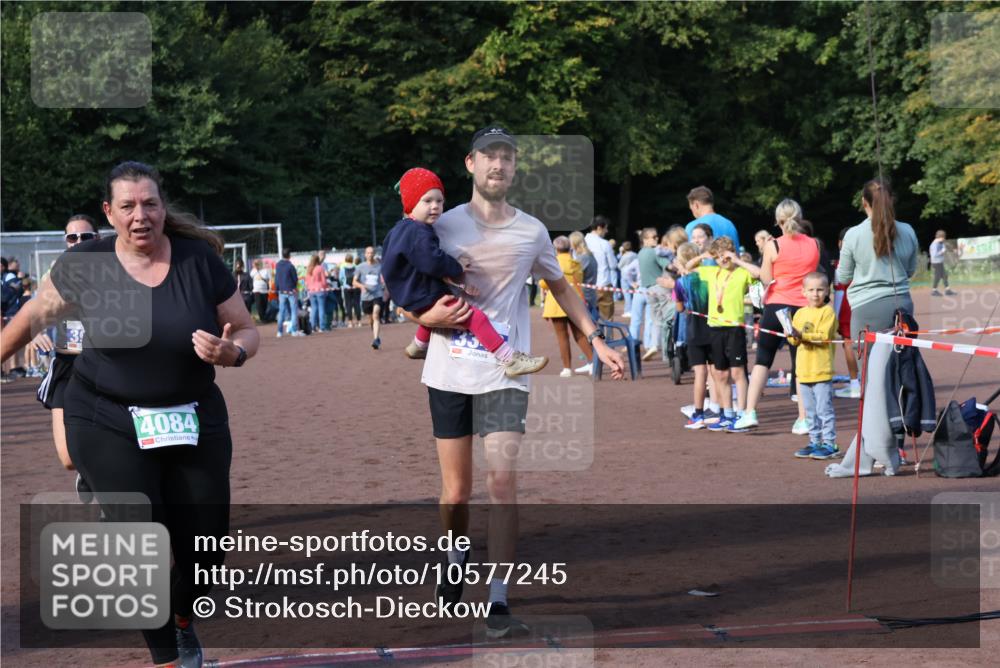 27.09.2026 - 35. Volkslauf durch das schöne Alstertal Strokosch-Dieckow http://msf.ph/oto/10577245 27.09.2026 11:19:48 Ziel 3057, 3211, 3343, 3964, 3965, 4084 meine-sportfotos.de