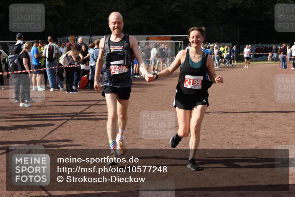 27.09.2026 - 35. Volkslauf durch das schöne Alstertal Strokosch-Dieckow http://msf.ph/oto/10577248 27.09.2026 12:31:46 Ziel 1652, 2199, 2202 meine-sportfotos.de
