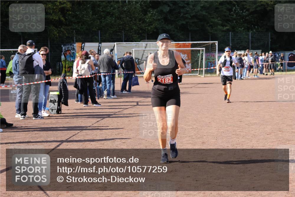 27.09.2026 - 35. Volkslauf durch das schöne Alstertal Strokosch-Dieckow http://msf.ph/oto/10577259 27.09.2026 12:41:54 Ziel 1631, 2182 meine-sportfotos.de